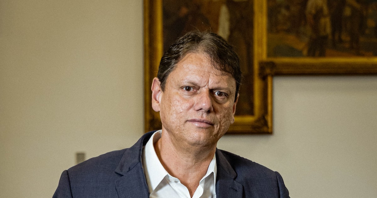 Tarcísio aconselhou Flávio Bolsonaro a ficar no Brasil após derrota