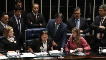 As senadoras Gleisi Hoffmann (PT-PR), Fátima Bezerra (PT-RN) e Vanessa Grazziotin (PCdoB-AM)ocupam a Mesa Diretora do Senado durante votação da reforma trabalhista, em 11 de julho de 2017. Foto: André Dusek/Estadão