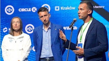 Shevchenko discursa ao lado dos tenistasSergiy Stakhovsky e Iga Swiatek. Foto: JANEK SKARZYNSKI / AFP