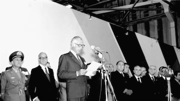Giovanni Agnelli, neto do fundador e então presidente mundial da Fiat, durante inauguração da fábrica da empresa em Betim (MG), em 1976. Foto: Fiat/Divulgação