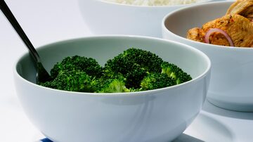 Segundo pesquisas, comer vegetais pode ajudar a reduzir níveis de açúcar no sangue.