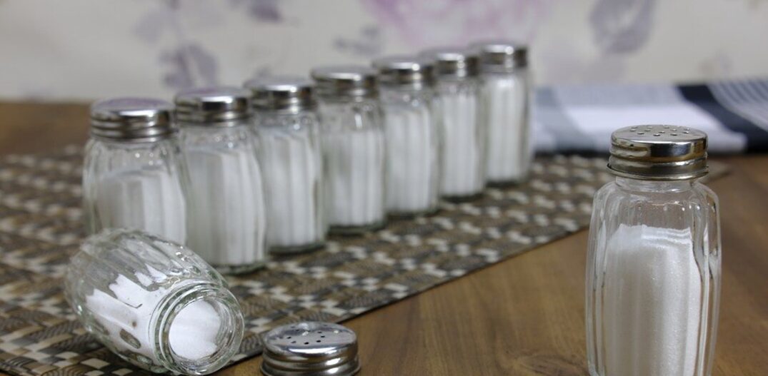 O sal é um elemento essencial para realçar o sabor dos alimentos, mas pode se tornar um problema quando aplicado em excesso. Foto: Pixabay