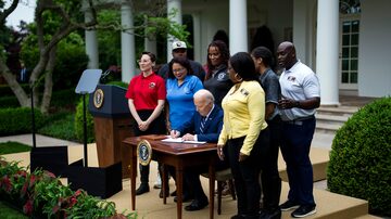 Na terça-feira, Joe Biden assinou uma medida que impõe novas tarifas sobre produtos chineses, incluindo um imposto de 100% sobre veículos elétricos.