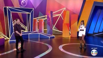Tiago Leifert e Karol Conká no 'BBB 21'. Foto: Reprodução de 'Big Brother Brasil' (2021)/TV Globo