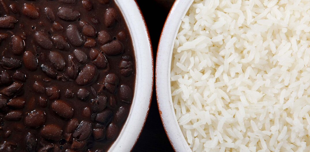 Dois pratos, um de arroz e outro de feijão lado a lado. Foto: JONNE RORIZ/AE