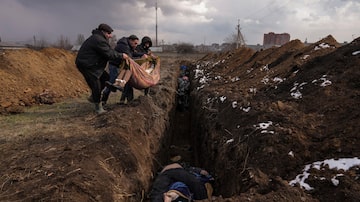 Bodies are placed into a mass grave on the outskirts of Mariupol, Ukraine, Wednesday, March 9, 2022. (AP Photo/ Evgeniy Maloletka). Foto: Evgeniy Maloletka/AP