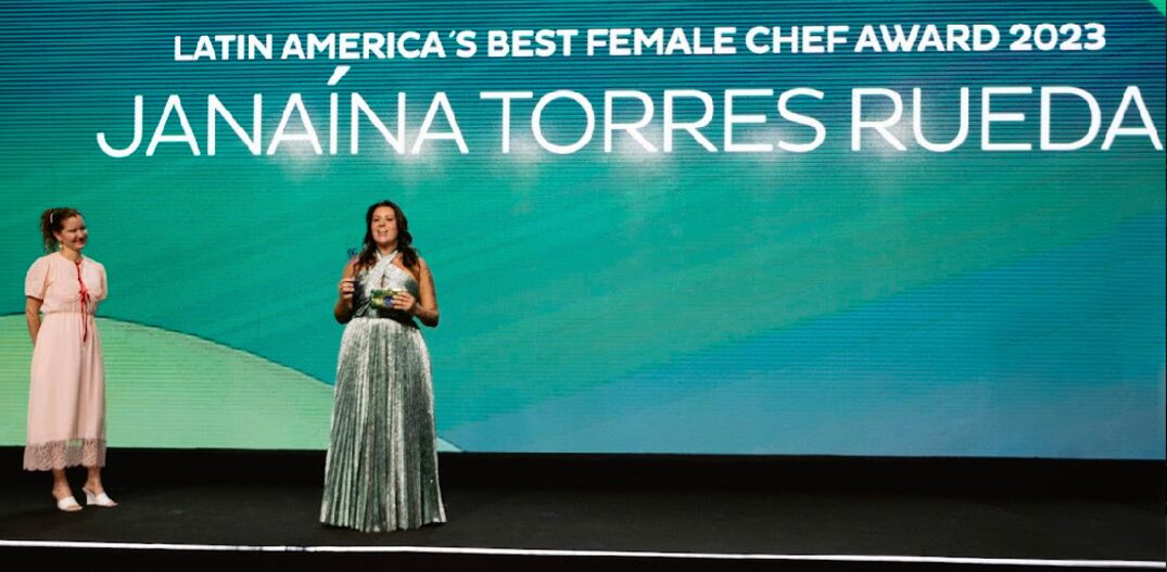 Janaína Torres Rueda durante a premiação. Foto: Divulgação: Latin America’s 50 Best Restaurants