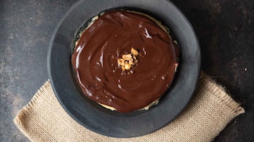 Cheesecake de paçoca com chocolate da chef Helô Bacellar. Foto: Ana Bacellar/Na Cozinha da Helô/Divulgação