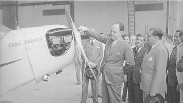 Salgado Filho batiza avião como ministro da Aeronáutica. Foto: Autoria desconhecida/1941/Arquivo Nacional