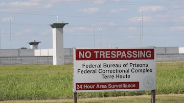 Placa no complexo federal Terre Haute, em Indiana, onde Brandon Bernard foi executado. Foto: Scott Olson/Getty Images North America/AFP