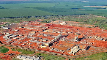 Esforço da Petrobras hoje é evitar a deterioração dos maquinários da UFN-III, abandonada desde 2014. Foto: Ministério do Planejamento/ Divulgação 