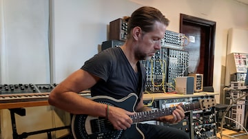 O guitarrista Ed O'Brien toca a Circle Guitar em estúdio de Londres no dia 1º de outubro. Foto: Stuart McDill