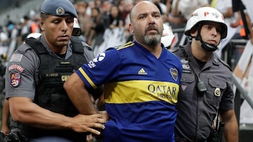 Torcedor do Boca é preso pela polícia após gesto racista nas arquibancadas da Neo Química Arena. Foto: Fernando Bizerra/EFE