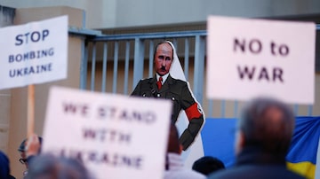 A cardboard cutout caricature of Russian President Vladimir Putin depicted as Adolf Hitler is seen during a protest against Russia's invasion of Ukraine outside the Russian Embassy in Kappara, Malta, March 8, 2022. REUTERS/Darrin Zammit Lupi. Foto: Darrin Zammit Lupi/Reuters