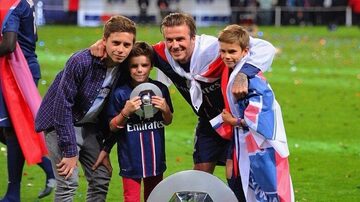 Filho de Beckham deve assinar contrato com o Arsenal, diz jornal