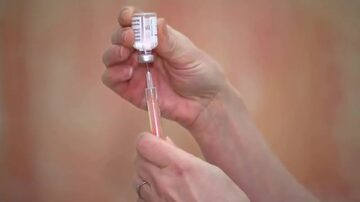 Vacina da Astrazeneca foi uma das primeiras a serem oferecidas à população durante a pandemia de covid-19