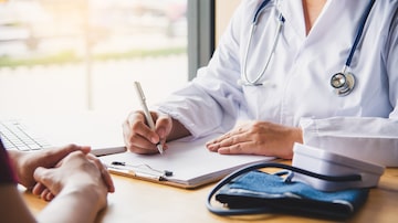 The doctor is discussing with the patient after a physical examination of the results and treatment guidelines. Foto: photobyphotoboy/Adobe Stock           