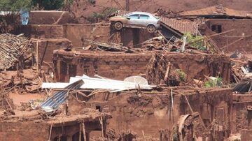 Rompimento da barragem da mineradora Samarco, em 2015, destruiu distrito de Bento Rodrigues, em Mariana. Foto: Márcio Fernandes / Estadão