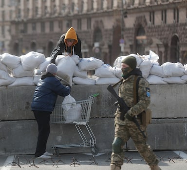 pessoas montam barricada com sacos de areia no centro de Kiev, na Ucrânia