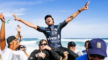 Yago Dora comemora o título da etapa do Rio. Foto: Thiago Diz / World Surf League