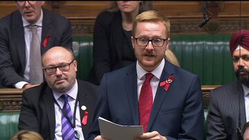 Lloyd Russell-Moyle é o primeiro parlamentar britânico a revelar em discurso na Câmara dos Comuns que tem HIV. Foto: Parbul TV/Handout/Reuters TV