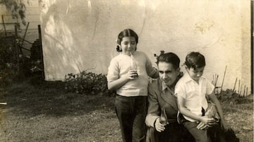 Clarissa, Erico e Luis Fernando tomando Coca-Cola na casa americana onde a família morava. Foto: Acervo da família Verissimo