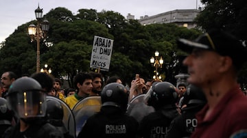 Protestos contra o DNU de Javier Milei em 14 de março, dia em que o Senado rejeitou o decreto