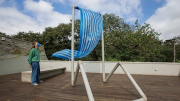 Única peça exposta do lado de fora da casa, 'Banho de Sol', produzida em 2021 por Wagner Malta Tavares, se move de acordo com o vento. Foto: Tiago Queiroz/Estadão