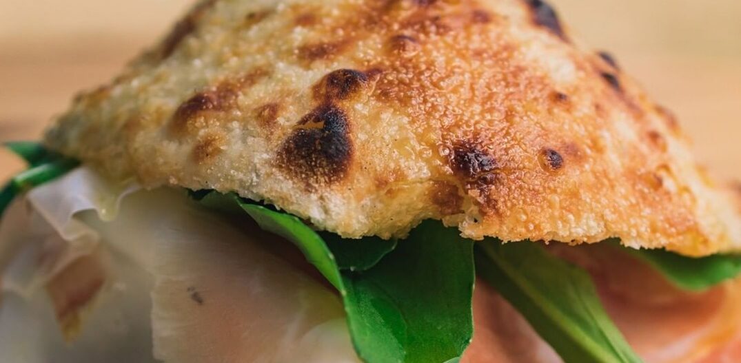 Delicioso lanche de pão com presunto parma e tomate. Foto: Reprodução | Instagram @tastefestivalsbrasil