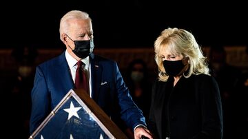 O presidente dos EUA Joe Biden e a primeira-dama Jill Biden prestam sua homenagem ao falecido oficial de polícia do Capitólio, Brian Sicknick, na Rotunda do Capitólio em Washington, DC. Foto: EFE / EPA / Erin Schaff / POOL