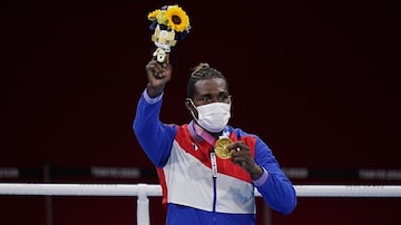 Julio La Cruz exibe medalha de ouro conquistada no boxe. Foto: Frank Franklin II/AP