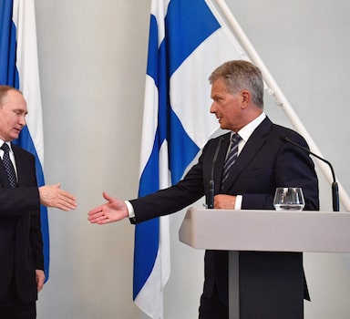 (FILES) This file photo taken on July 27, 2017 shows Finland's President Sauli Niinisto (R) and Russian President Vladimir Putin shaking hands after a press conference in Punkaharju hotel in Savonlinna, Finland. - Finnish President Sauli Niinisto spoke with his Russian counterpart Vladimir Putin on May 14, 2022 regarding the Nordic country's application for NATO membership, which is expected to be officially announced this weekend, his office said. (Photo by Alexander NEMENOV / AFP)