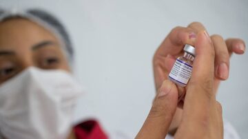 Enfermeira segura vacina da Pfizer contra a covid-19; laboratório começa testes clínicos de imunizante baseado na Ômicron. Foto: TIAGO QUEIROZ / ESTADÃO 20/10/2021