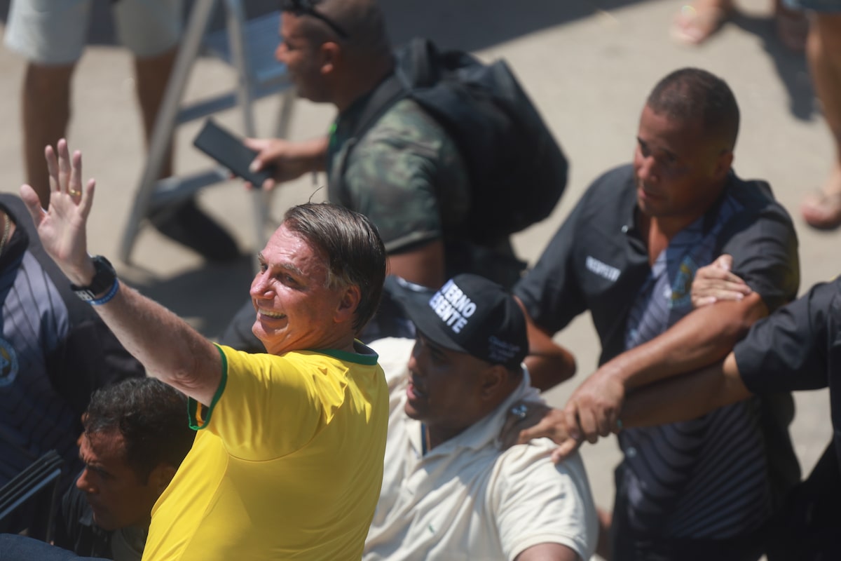 Estratégias de Bolsonaro para escapar de uma condenação e prisão enfrentam obstáculos robustos