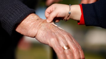 Mãos de idosa de 86 anos e de neto bebês; estudo aponta que explicação para envelhecimento da pele pode estar no cérebro. Foto: Lucy Nicholson/Reuters - 07/01/2013