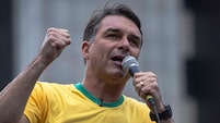 Flávio Bolsonaro diz que não tem ajuda do governo Trump nas eleições: 'Quem resolve é a gente aqui' Flávio Bolsonaro diz que não tem ajuda do governo Trump nas eleições: 'Quem resolve é a gente aqui'