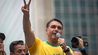 Flávio Bolsonaro projeta indicar 6 ministros do STF se for eleito presidente Flávio Bolsonaro projeta indicar 6 ministros do STF se for eleito presidente