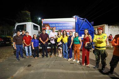 Iracema Portella (ao centro, de amarelo) entrega caminhão em Brasileira (PI), com emenda de Ciro
