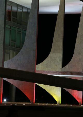 O Palácio do Planalto é iluminado de vermelho e amarelo em solidariedade às vítimas do ataque de Barcelona