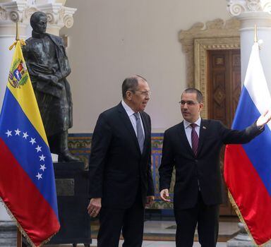 O chanceler russo, Sergei Lavrov (E), com seu colega da Venezuela, Jorge Arreaza