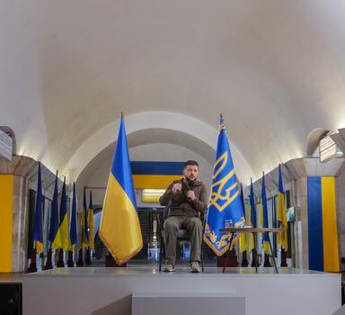 Volodmir Zelenski concede entrevista coletiva em estação de Kiev