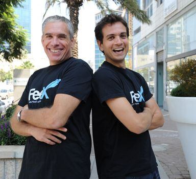 Levine (à esquerda) está ajudanda a Feex, startup que mostra os gastos das pessoas com tarifas bancárias