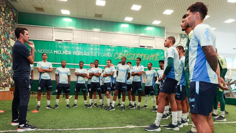 Os atletas Sub-20 da SE Palmeiras, durante treinamento na Academia de Futebol, em São Paulo.