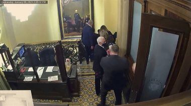 Imagens de câmeras de segurança mostram momento em que o então vice-presidente Mike Pence é retirado durante a invasão ao Capitólio, em 6 de janeiro de 2021