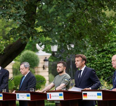 French President Emmanuel Macron, German Chancellor Olaf Scholz, Italian Prime Minister Mario Draghi, Romanian President Klaus Iohannis and Ukrainian President Volodymyr Zelenskiy attend a joint news conference, as Russia's attack on Ukraine continues, in Kyiv, Ukraine June 16, 2022.  REUTERS/Valentyn Ogirenko