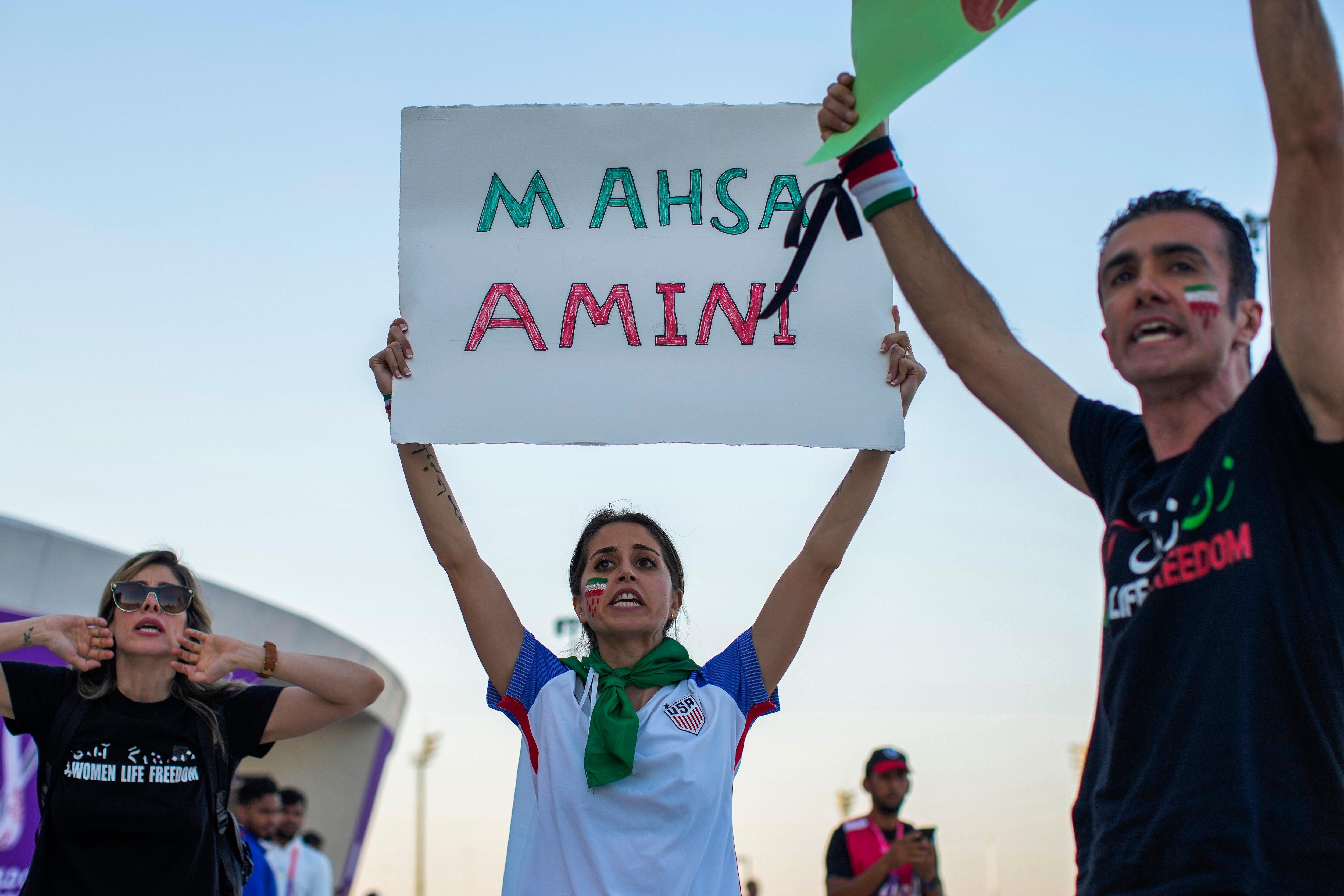 Resumo da Copa: gols, protestos e choro iraniano; confira os destaques do  segundo dia do Mundial - Estadão