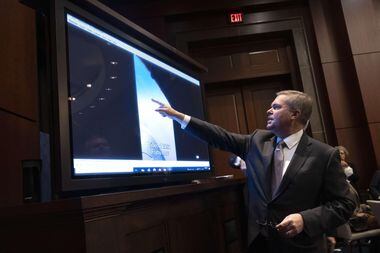 Scott W. Bray, subdiretor de Inteligência naval, exibe no Congresso um breve vídeo feito por um piloto de caça americano de um objeto não identificado