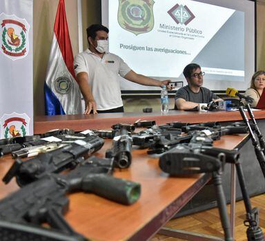 (FILES) In this file photo taken on May 10, 2022 Paraguayan anti-drug prosecutor Marcelo Pecci (3-R) speaks in Asuncion. - A prosecutor shot dead by gunmen while on his honeymoon in Colombia, the mayor of a town on the border with Brazil gunned down outside his office. Organised crime shocks Paraguay, a country under threat. (Photo by Daniel DUARTE / AFP)