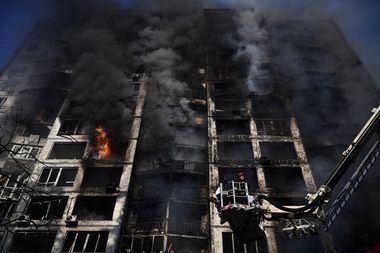 Incêndio em um prédio de apartamentos atingido por um bombardeio em Kiev em 15 de março de 2022