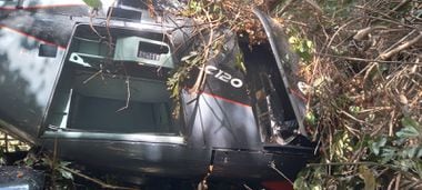 Helicóptero sofreu uma pane mecânica e caiu sobre duas árvores, que amorteceram a queda de 900 metros de altura